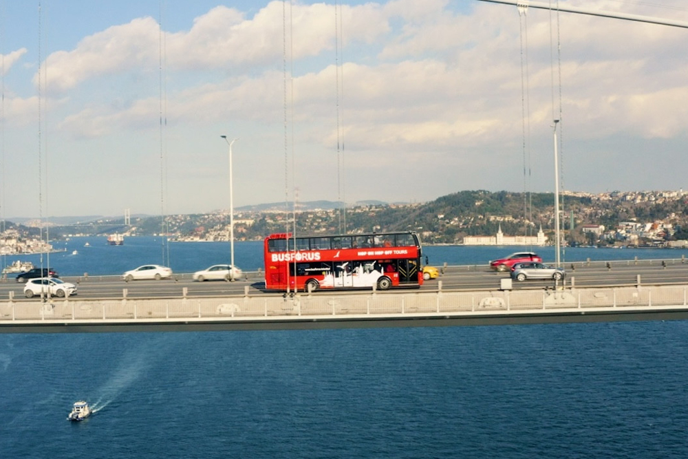 Istanbul Hop-On Hop-Off Bustour - Erkunden Sie Istanbul mit der Istanbul Hop-On Hop-Off Bustour. Besuchen Sie Top-Attraktionen wie die Hagia Sophia und die Blaue Moschee in Ihrem eigenen Tempo. Genießen Sie Panoramablicke und einen mehrsprachigen Audioführer. Buchen Sie jetzt für ein flexibles und stressfreies Sightseeing-Erlebnis! Istanbul Hop-On Hop-Off Bustour - Bild 5 von 5
