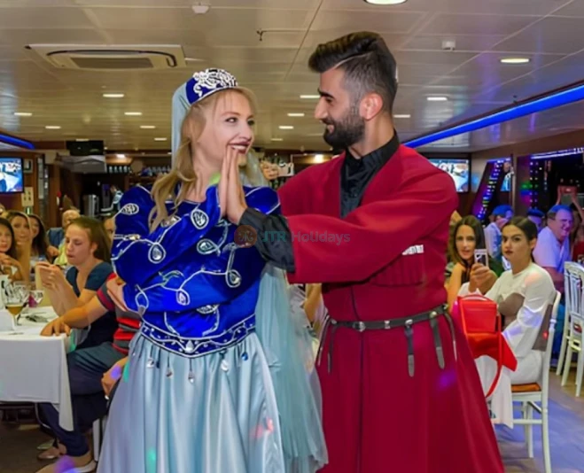 Crucero con Cena por el Bósforo con Espectáculo Nocturno Turco en Estambul - Imagen 2 de 5