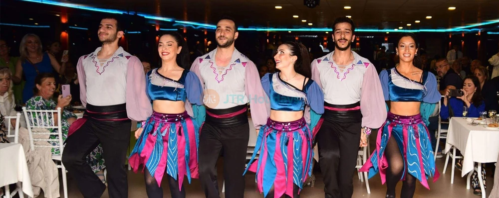 Crucero con Cena por el Bósforo con Espectáculo Nocturno Turco en Estambul - Image 3 of 10