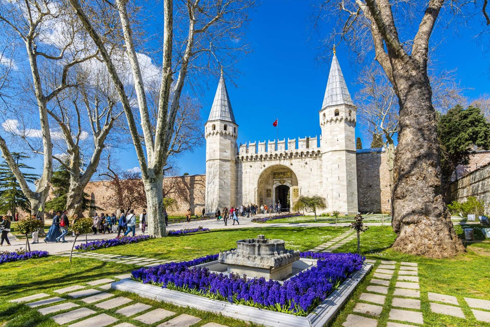Byzantinische und Osmanische Relikte Ganztägige Tour - Erkunden Sie die reiche Geschichte Istanbuls auf der Byzantinischen und Osmanischen Relikte Ganztägigen Tour. Besuchen Sie ikonische Stätten wie Hagia Sophia, Blaue Moschee, Topkapi-Palast und den Großen Basar. Erfahren Sie mit einem Expertenführer mehr über die faszinierende Vergangenheit der Stadt. Buchen Sie jetzt für eine unvergessliche historische Reise! Byzantinische und Osmanische Relikte Ganztägige Tour - Bild 1 von 5