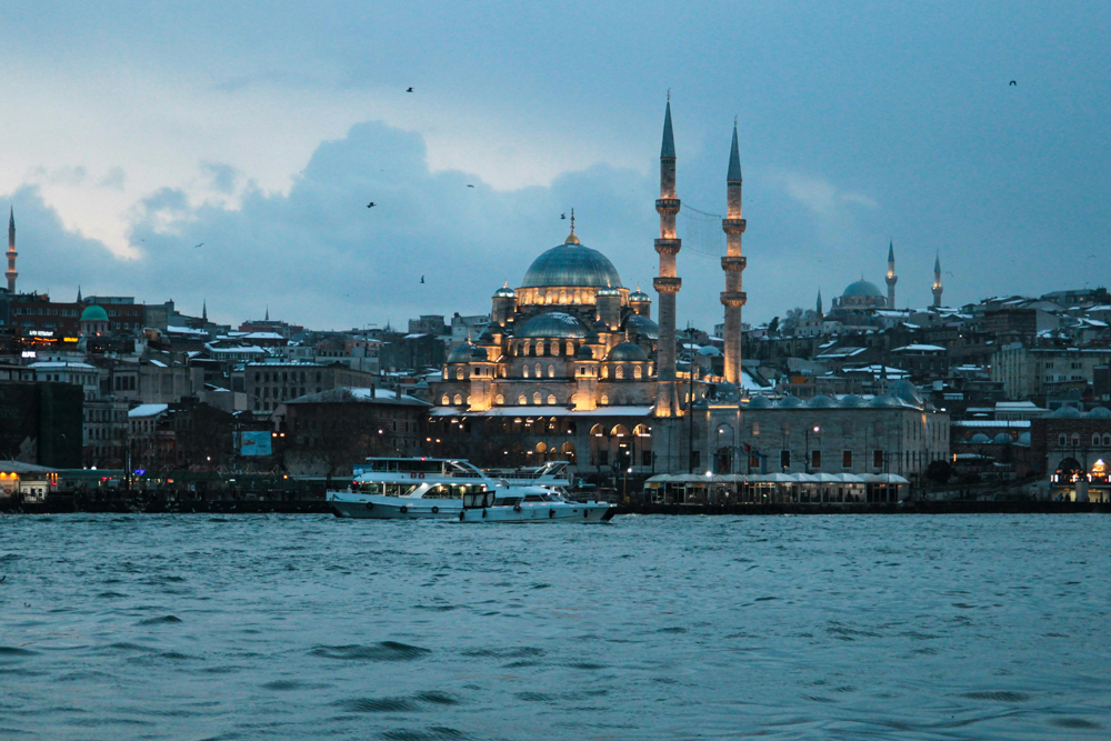 Blaue Moschee Istanbul - Nehmen Sie an einer geführten Tour durch die Blaue Moschee in Istanbul teil und erkunden Sie ihre atemberaubende Architektur. Erfahren Sie von einem Expertenführer mehr über ihre reiche Geschichte und kulturelle Bedeutung. Bewundern Sie die beeindruckenden blauen Fliesen, die großen Kuppeln und die filigrane Kalligraphie. Buchen Sie jetzt für einen unvergesslichen Besuch dieses ikonischen Wahrzeichens! Blaue Moschee Istanbul - Bild 1 von 5