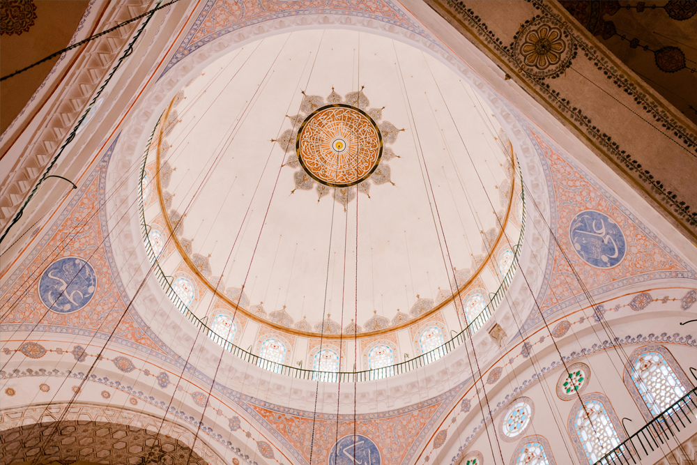 Blaue Moschee Istanbul - Nehmen Sie an einer geführten Tour durch die Blaue Moschee in Istanbul teil und erkunden Sie ihre atemberaubende Architektur. Erfahren Sie von einem Expertenführer mehr über ihre reiche Geschichte und kulturelle Bedeutung. Bewundern Sie die beeindruckenden blauen Fliesen, die großen Kuppeln und die filigrane Kalligraphie. Buchen Sie jetzt für einen unvergesslichen Besuch dieses ikonischen Wahrzeichens! Blaue Moschee Istanbul - Bild 2 von 5