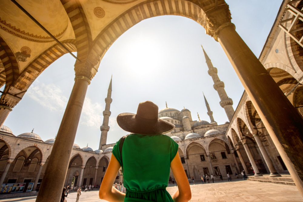 Blaue Moschee Istanbul - Nehmen Sie an einer geführten Tour durch die Blaue Moschee in Istanbul teil und erkunden Sie ihre atemberaubende Architektur. Erfahren Sie von einem Expertenführer mehr über ihre reiche Geschichte und kulturelle Bedeutung. Bewundern Sie die beeindruckenden blauen Fliesen, die großen Kuppeln und die filigrane Kalligraphie. Buchen Sie jetzt für einen unvergesslichen Besuch dieses ikonischen Wahrzeichens! Blaue Moschee Istanbul - Bild 3 von 5