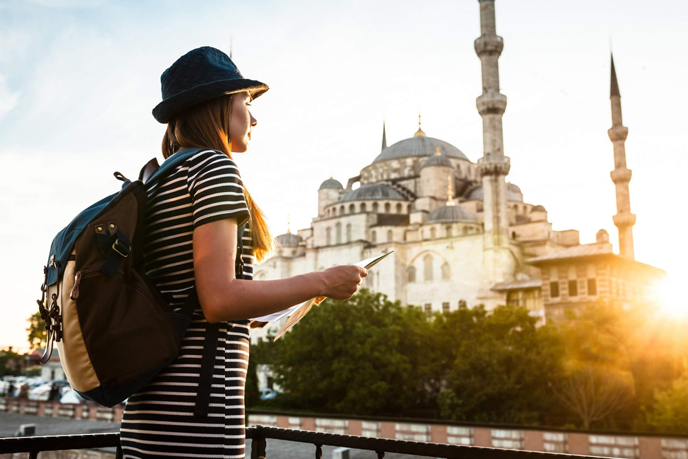 Blaue Moschee Istanbul - Nehmen Sie an einer geführten Tour durch die Blaue Moschee in Istanbul teil und erkunden Sie ihre atemberaubende Architektur. Erfahren Sie von einem Expertenführer mehr über ihre reiche Geschichte und kulturelle Bedeutung. Bewundern Sie die beeindruckenden blauen Fliesen, die großen Kuppeln und die filigrane Kalligraphie. Buchen Sie jetzt für einen unvergesslichen Besuch dieses ikonischen Wahrzeichens! Blaue Moschee Istanbul - Bild 4 von 5