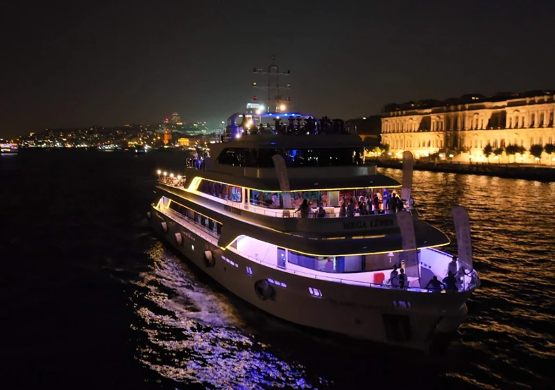 Mega Lufer Bosphorus Cena Crociera e Spettacolo con Tavolo Privato