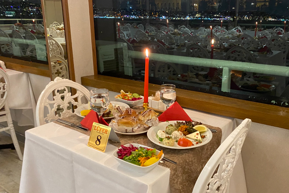 Mega Lufer 博斯普鲁斯晚宴游船及表演（含私人桌位） - 图片 2 的 5