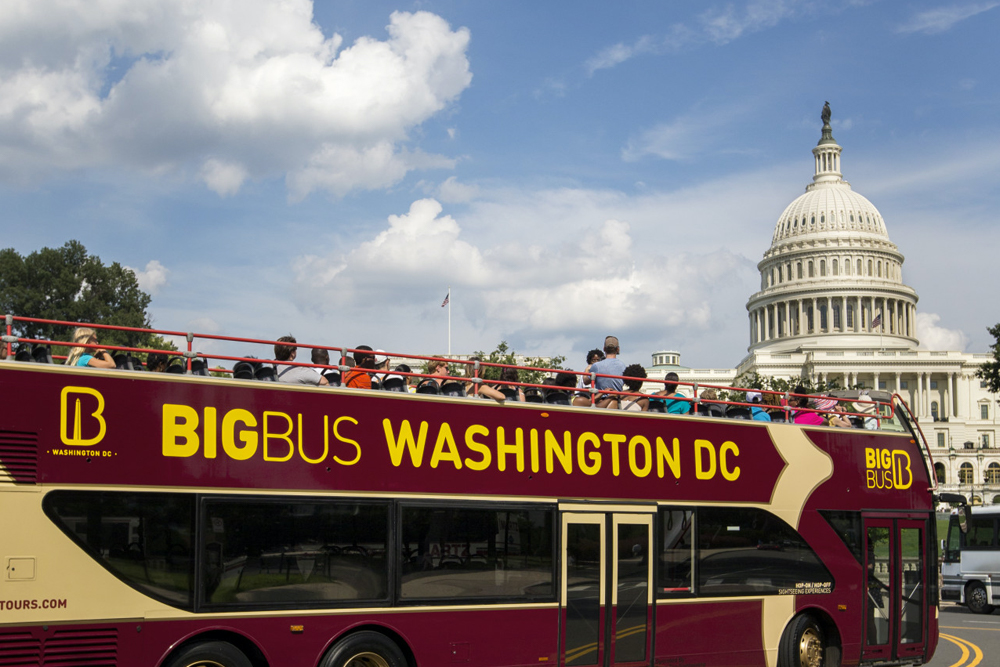 Big Bus Tours Washington D.C. - Entdecken Sie Washington, D.C. mit Big Bus Tours und entdecken Sie ikonische Wahrzeichen in Ihrem eigenen Tempo. Steigen Sie an mehreren Haltestellen ein und aus, darunter das Weiße Haus und Capitol Hill. Genießen Sie Panoramablicke von einem Doppeldeckerbus mit offenem Dach und lernen Sie mit einem mehrsprachigen Audioguide. Erleben Sie die Geschichte und Kultur der Stadt auf einer flexiblen Stadtrundfahrt. Big Bus Tours Washington D.C. - Bild 3 von 5