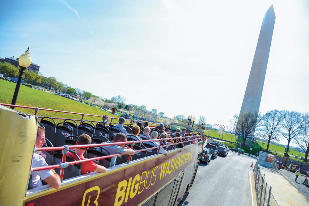 Big Bus Tours Washington D.C. - Entdecken Sie Washington, D.C. mit Big Bus Tours und entdecken Sie ikonische Wahrzeichen in Ihrem eigenen Tempo. Steigen Sie an mehreren Haltestellen ein und aus, darunter das Weiße Haus und Capitol Hill. Genießen Sie Panoramablicke von einem Doppeldeckerbus mit offenem Dach und lernen Sie mit einem mehrsprachigen Audioguide. Erleben Sie die Geschichte und Kultur der Stadt auf einer flexiblen Stadtrundfahrt. Big Bus Tours Washington D.C. - Bild 4 von 5