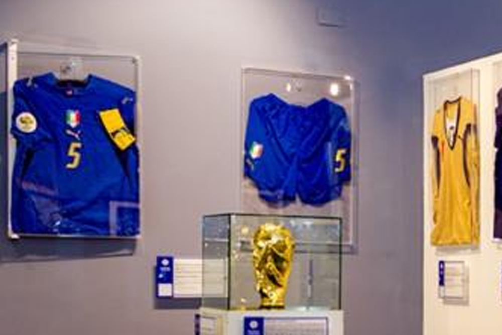 Fußballmuseum-Ticket in Florenz - Buchen Sie Ihr Fußballmuseum-Ticket in Florenz und entdecken Sie die Geschichte des italienischen Fußballs. Sehen Sie ikonische Trikots, Trophäen und Weltmeisterschafts-Erinnerungsstücke. Lernen Sie legendäre Spieler kennen und erleben Sie Italiens größte Siege neu. Ein Muss für Fußballfans und Sportliebhaber! Fußballmuseum-Ticket in Florenz - Bild 5 von 5
