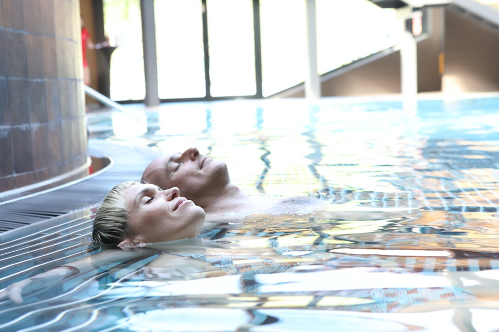 Billet pour le parc aquatique Acquaworld de Rome - Vivez des moments de plaisir sans fin au parc aquatique Acquaworld de Rome avec des toboggans excitants, des bassins thématiques et une piscine-cinéma géante. Détendez-vous dans la rivière lente ou ressentez l'adrénaline des attractions à grande vitesse. Parfait pour les familles et les amateurs d'aventure, le parc propose des activités pour tous les âges. Visitez la principale attraction aquatique de Rome pour une journée inoubliable ! Billet pour le parc aquatique Acquaworld de Rome - Image 3 sur 5