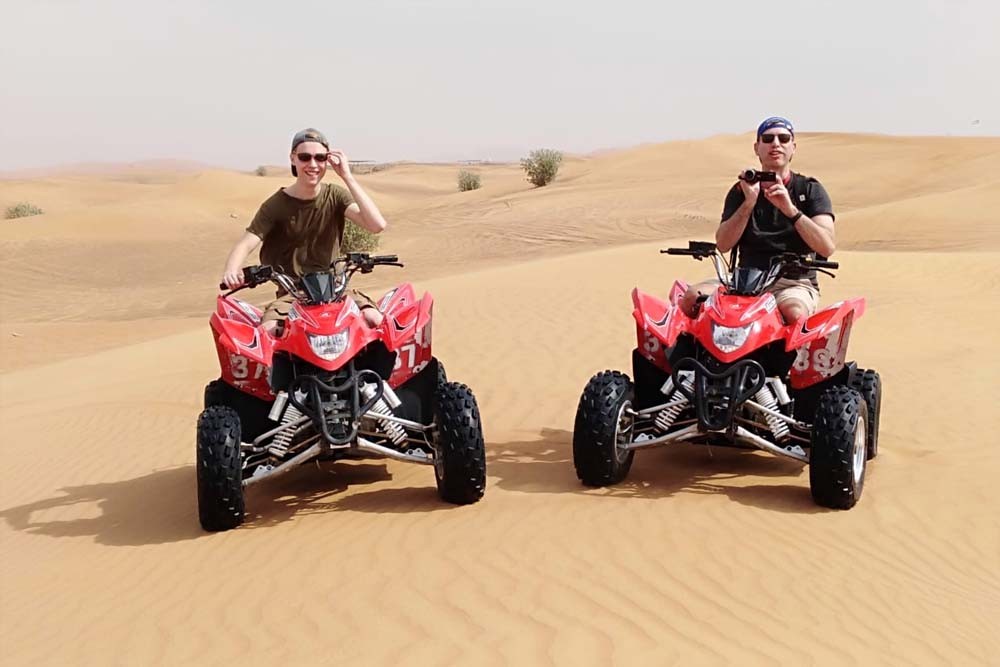 Evening Desert Safari Dubai with Quad Bike - Evening Quad Bike safari Dubai includes many activities, Quad Biking, Arabian Desert, Henna Painting: desert safari UAE, Dubai Attractions. Enjoy evening desert safari along with quad bike ride in Dubai. Evening Desert Safari Dubai with Quad Bike - Bild 3 von 5