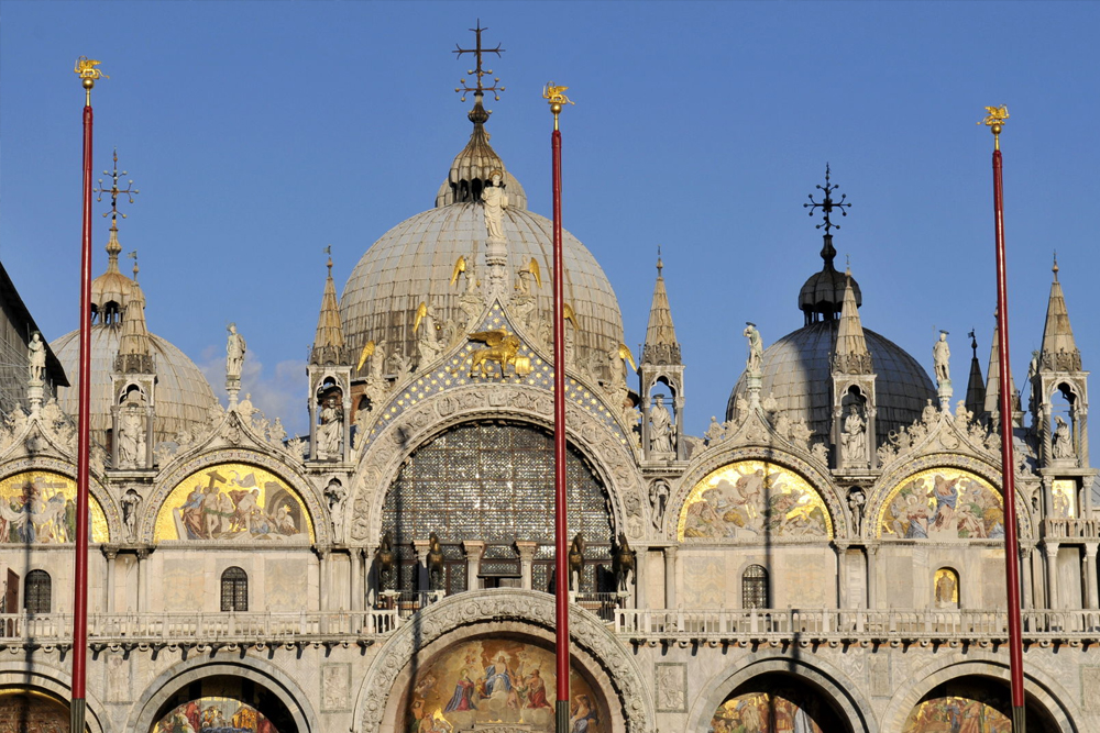 Basílica de San Marcos Venecia - La Basílica de San Marcos en Venecia es una impresionante iglesia conocida por sus mosaicos dorados y su rica historia. Explora su impresionante arquitectura, arte intrincado y los famosos Caballos de San Marcos. Disfruta de vistas panorámicas desde la terraza y adéntrate en un mundo de belleza. Visita este emblemático monumento para una experiencia inolvidable en Venecia. Basílica de San Marcos Venecia - Imagen 1 de 5