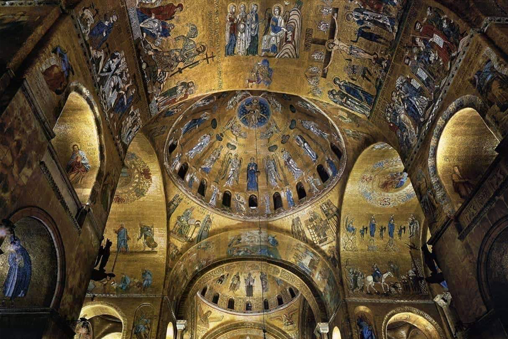 Basílica de San Marcos Venecia - La Basílica de San Marcos en Venecia es una impresionante iglesia conocida por sus mosaicos dorados y su rica historia. Explora su impresionante arquitectura, arte intrincado y los famosos Caballos de San Marcos. Disfruta de vistas panorámicas desde la terraza y adéntrate en un mundo de belleza. Visita este emblemático monumento para una experiencia inolvidable en Venecia. Basílica de San Marcos Venecia - Imagen 5 de 5