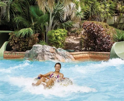 Entrada para Siam Park Tenerife - Disfruta de un día emocionante con una entrada para Siam Park Tenerife. Experimenta toboganes de agua a alta velocidad, olas gigantes y piscinas relajantes en un entorno impresionante inspirado en Tailandia. Explora atracciones emocionantes para todas las edades en el mejor parque acuático de Tenerife. Prepárate para una aventura acuática inolvidable en Siam Park. Entrada para Siam Park Tenerife - Imagen 2 de 5
