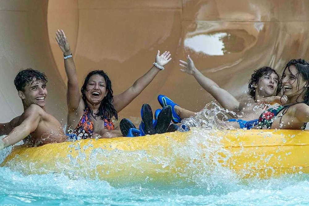 Billet pour Siam Park de Ténérife - Profitez d'une journée palpitante avec un billet pour Siam Park de Ténérife. Vivez des toboggans aquatiques à grande vitesse, des vagues géantes et des piscines relaxantes dans un cadre inspiré de la Thaïlande. Découvrez des attractions excitantes pour tous les âges dans le meilleur parc aquatique de Ténérife. Préparez-vous à une aventure aquatique inoubliable au Siam Park. Billet pour Siam Park de Ténérife - Image 4 sur 5