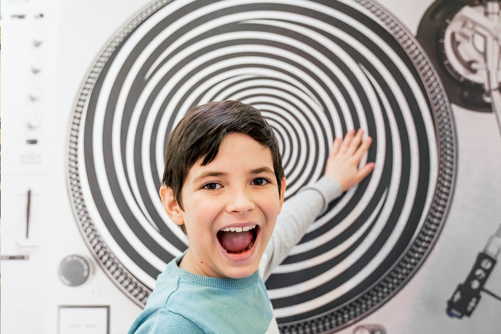 Museo de las Ilusiones Madrid - Entra al Museo de las Ilusiones Madrid y explora un mundo de exhibiciones que desafían la mente. Experimenta ilusiones ópticas que engañan a tus ojos y retan a tu cerebro. Interactúa con acertijos 3D, habitaciones que desafían la gravedad y divertidas oportunidades para tomar fotos. Perfecto para todas las edades, esta atracción inmersiva ofrece entretenimiento sin fin. Museo de las Ilusiones Madrid - Imagen 2 de 5