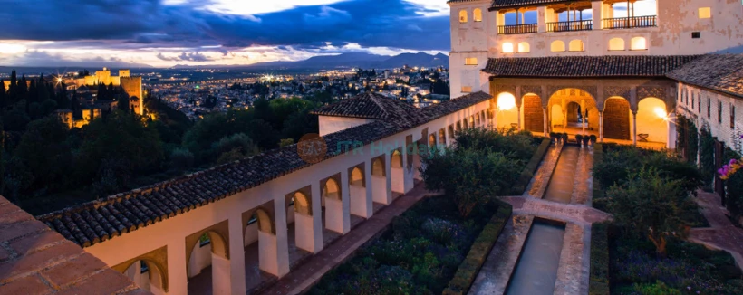 Entrada a la Alhambra en Granada - Reserva tu entrada a la Alhambra en Granada y descubre el impresionante palacio, los Palacios Nazaríes, los Jardines del Generalife y la Alcazaba. Evita las largas colas y disfruta de una visita sin complicaciones a este sitio Patrimonio de la Humanidad por la UNESCO, rico en historia y arquitectura impresionante. Entrada a la Alhambra en Granada - Imagen 3 de 5