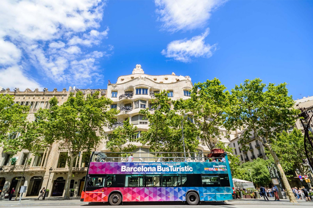 City Sightseeing Barcelona Bus Turístic Tour en autobús Hop-on Hop-off - Explore Barcelona con el City Sightseeing Barcelona Bus Turístic Tour en autobús Hop-on Hop-off. Viaja a las principales atracciones como la Sagrada Familia, el Parque Güell y el Barrio Gótico. Súbete y bájate a tu propio ritmo mientras disfrutas de un autobús de doble piso descubierto con guía de audio. Descubre los mejores lugares de la ciudad con facilidad y comodidad. City Sightseeing Barcelona Bus Turístic Tour en autobús Hop-on Hop-off - Imagen 1 de 5