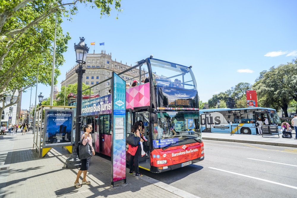 City Sightseeing Barcelona Bus Turistic Hop-on Hop-off Bustour - Erkunden Sie Barcelona mit der City Sightseeing Barcelona Bus Turístic Hop-on Hop-off Tour. Reisen Sie zu Top-Attraktionen wie Sagrada Familia, Park Güell und dem gotischen Viertel. Steigen Sie ein und aus in Ihrem eigenen Tempo, während Sie einen Doppeldeckerbus mit offenem Dach und Audioguide genießen. Entdecken Sie die besten Sehenswürdigkeiten der Stadt mit Leichtigkeit und Komfort. City Sightseeing Barcelona Bus Turistic Hop-on Hop-off Bustour - Bild 2 von 5