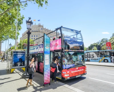 Visite en bus touristique City Sightseeing Barcelone - Hop-on Hop-off - Explorez Barcelone avec la visite en bus touristique City Sightseeing Barcelona Bus Turístic Hop-on Hop-off. Rendez-vous aux principales attractions comme la Sagrada Família, le Parc Güell et le Quartier gothique. Montez et descendez à votre rythme tout en profitant d'un bus découvert avec audioguide. Découvrez facilement et confortablement les meilleurs sites de la ville. Visite en bus touristique City Sightseeing Barcelone - Hop-on Hop-off - Image 2 sur 5
