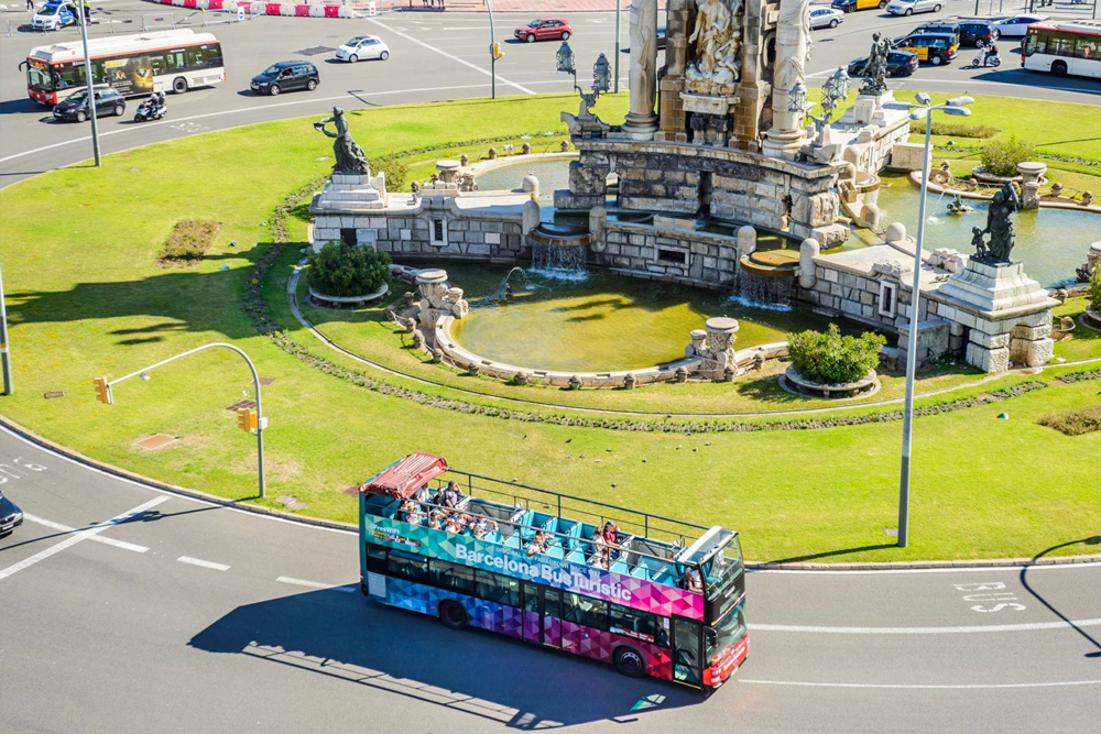 City Sightseeing Barcelona Bus Turistic Hop-on Hop-off Bustour - Erkunden Sie Barcelona mit der City Sightseeing Barcelona Bus Turístic Hop-on Hop-off Tour. Reisen Sie zu Top-Attraktionen wie Sagrada Familia, Park Güell und dem gotischen Viertel. Steigen Sie ein und aus in Ihrem eigenen Tempo, während Sie einen Doppeldeckerbus mit offenem Dach und Audioguide genießen. Entdecken Sie die besten Sehenswürdigkeiten der Stadt mit Leichtigkeit und Komfort. City Sightseeing Barcelona Bus Turistic Hop-on Hop-off Bustour - Bild 3 von 5