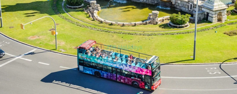 Visite en bus touristique City Sightseeing Barcelone - Hop-on Hop-off - Explorez Barcelone avec la visite en bus touristique City Sightseeing Barcelona Bus Turístic Hop-on Hop-off. Rendez-vous aux principales attractions comme la Sagrada Família, le Parc Güell et le Quartier gothique. Montez et descendez à votre rythme tout en profitant d'un bus découvert avec audioguide. Découvrez facilement et confortablement les meilleurs sites de la ville. Visite en bus touristique City Sightseeing Barcelone - Hop-on Hop-off - Image 3 sur 5