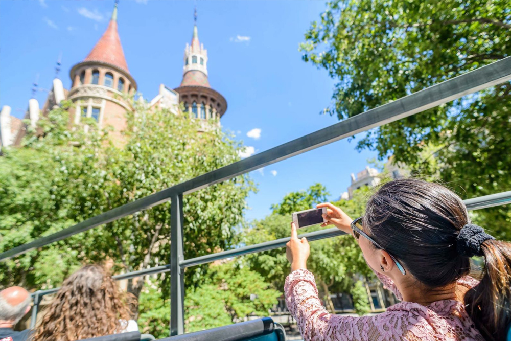 City Sightseeing Barcelona Bus Turistic Hop-on Hop-off Bustour - Erkunden Sie Barcelona mit der City Sightseeing Barcelona Bus Turístic Hop-on Hop-off Tour. Reisen Sie zu Top-Attraktionen wie Sagrada Familia, Park Güell und dem gotischen Viertel. Steigen Sie ein und aus in Ihrem eigenen Tempo, während Sie einen Doppeldeckerbus mit offenem Dach und Audioguide genießen. Entdecken Sie die besten Sehenswürdigkeiten der Stadt mit Leichtigkeit und Komfort. City Sightseeing Barcelona Bus Turistic Hop-on Hop-off Bustour - Bild 4 von 5