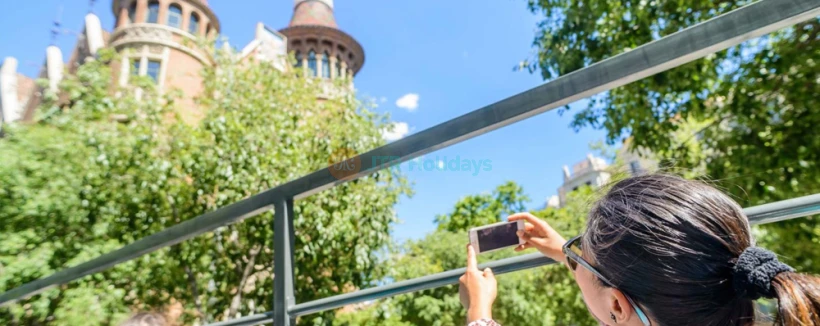Visite en bus touristique City Sightseeing Barcelone - Hop-on Hop-off - Explorez Barcelone avec la visite en bus touristique City Sightseeing Barcelona Bus Turístic Hop-on Hop-off. Rendez-vous aux principales attractions comme la Sagrada Família, le Parc Güell et le Quartier gothique. Montez et descendez à votre rythme tout en profitant d'un bus découvert avec audioguide. Découvrez facilement et confortablement les meilleurs sites de la ville. Visite en bus touristique City Sightseeing Barcelone - Hop-on Hop-off - Image 4 sur 5