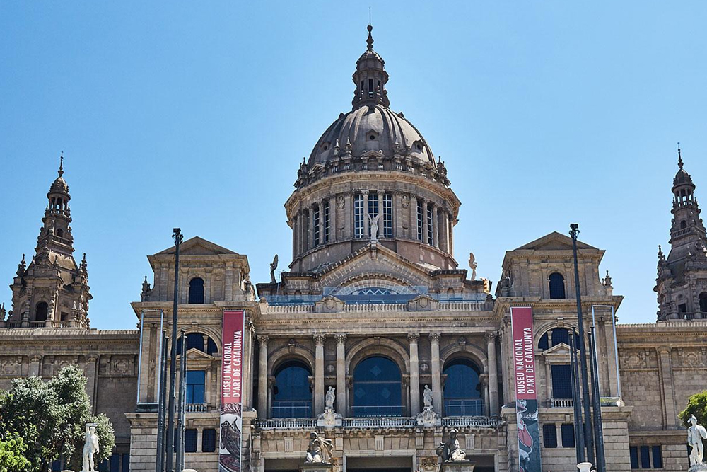 City Sightseeing Barcelona Bus Turístic Tour en autobús Hop-on Hop-off - Explore Barcelona con el City Sightseeing Barcelona Bus Turístic Tour en autobús Hop-on Hop-off. Viaja a las principales atracciones como la Sagrada Familia, el Parque Güell y el Barrio Gótico. Súbete y bájate a tu propio ritmo mientras disfrutas de un autobús de doble piso descubierto con guía de audio. Descubre los mejores lugares de la ciudad con facilidad y comodidad. City Sightseeing Barcelona Bus Turístic Tour en autobús Hop-on Hop-off - Imagen 5 de 5
