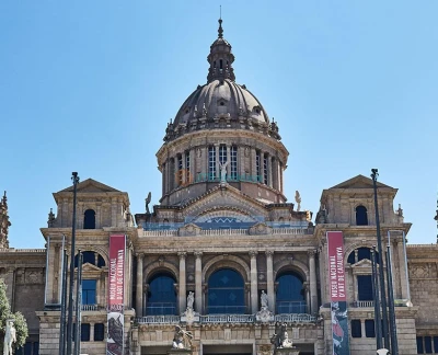 Visite en bus touristique City Sightseeing Barcelone - Hop-on Hop-off - Explorez Barcelone avec la visite en bus touristique City Sightseeing Barcelona Bus Turístic Hop-on Hop-off. Rendez-vous aux principales attractions comme la Sagrada Família, le Parc Güell et le Quartier gothique. Montez et descendez à votre rythme tout en profitant d'un bus découvert avec audioguide. Découvrez facilement et confortablement les meilleurs sites de la ville. Visite en bus touristique City Sightseeing Barcelone - Hop-on Hop-off - Image 5 sur 5