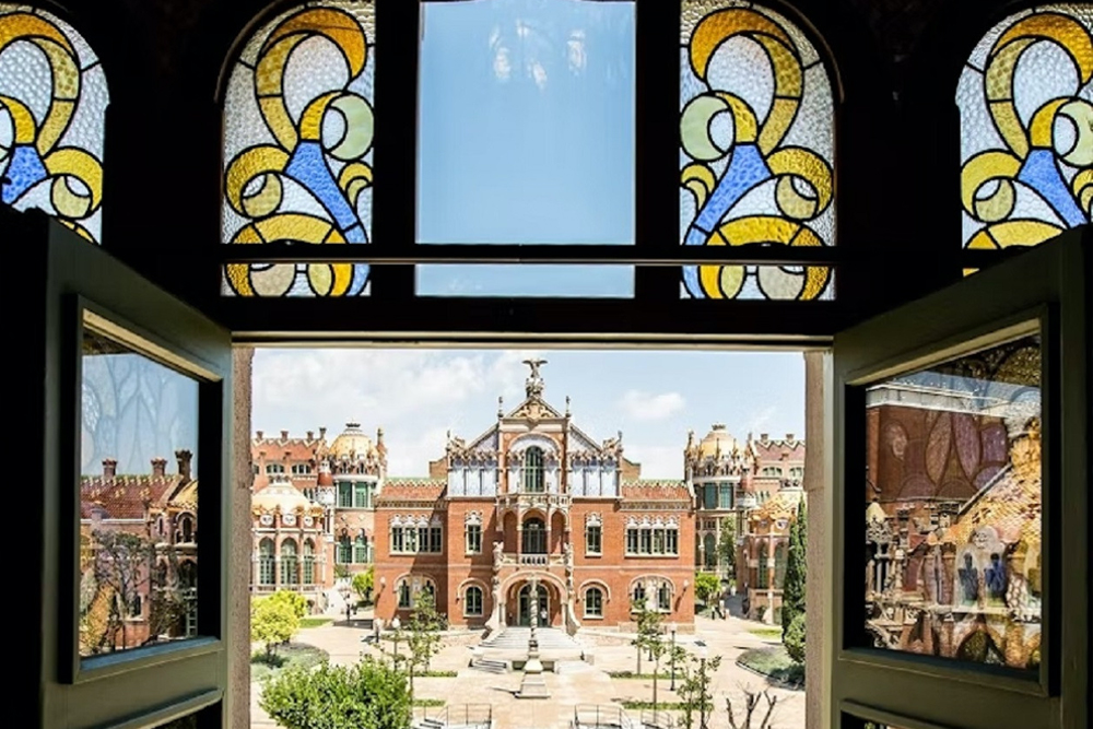 Sant Pau Recinte Modernista Ticket in Barcelona - Discover the beauty of Sant Pau Recinte Modernista in Barcelona, a stunning UNESCO World Heritage site. Explore its intricate Art Nouveau architecture, peaceful gardens, and historic pavilions. Learn about its rich medical history dating back to 1401. Book your ticket and experience one of Barcelona’s architectural masterpieces. Sant Pau Recinte Modernista Ticket in Barcelona - Image 3 of 5
