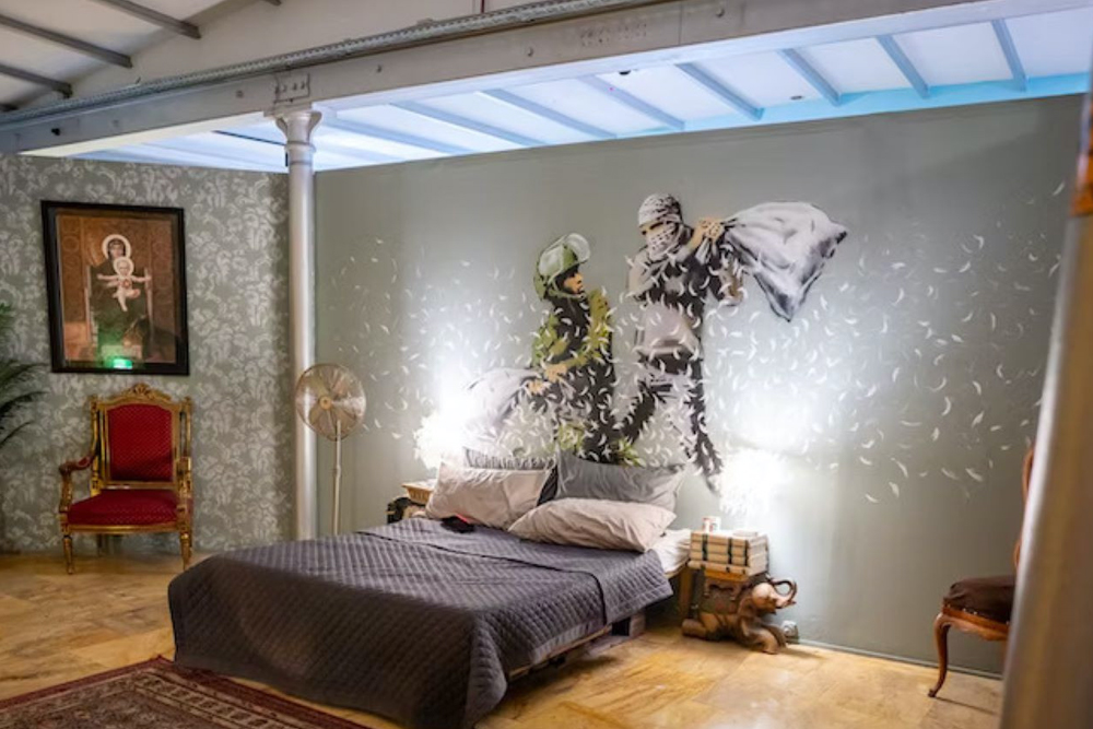 Museo Banksy Barcelona - Visita el Museo Banksy en Barcelona y explora más de 130 reproducciones de las obras más famosas del artista. Descubre arte callejero que invita a la reflexión y aprende sobre el impacto de Banksy en la cultura moderna. Experimenta un tour inmersivo autoguiado que muestra sus poderosos mensajes. Obtén tu entrada y sumérgete en el mundo de este icónico artista del graffiti. Museo Banksy Barcelona - Imagen 1 de 5