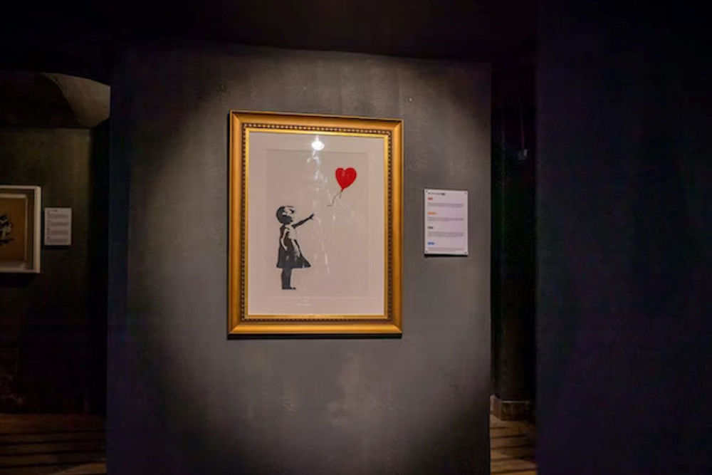 Banksy Museum Barcelona - Besuchen Sie das Banksy Museum in Barcelona und entdecken Sie über 130 Reproduktionen der berühmtesten Werke des Künstlers. Entdecken Sie zum Nachdenken anregende Street Art und erfahren Sie mehr über Banksys Einfluss auf die moderne Kultur. Erleben Sie eine immersive, selbstgeführte Tour, die seine kraftvollen Botschaften zeigt. Holen Sie sich Ihr Ticket und tauchen Sie ein in die Welt dieses ikonischen Graffiti-Künstlers. Banksy Museum Barcelona - Bild 3 von 5
