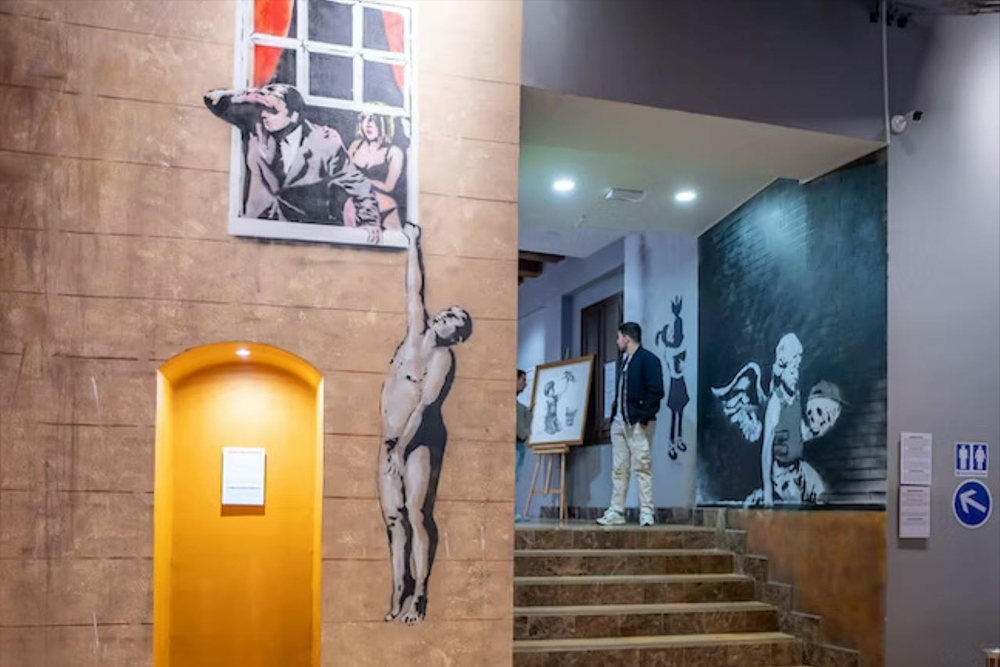 Banksy Museum Barcelona - Besuchen Sie das Banksy Museum in Barcelona und entdecken Sie über 130 Reproduktionen der berühmtesten Werke des Künstlers. Entdecken Sie zum Nachdenken anregende Street Art und erfahren Sie mehr über Banksys Einfluss auf die moderne Kultur. Erleben Sie eine immersive, selbstgeführte Tour, die seine kraftvollen Botschaften zeigt. Holen Sie sich Ihr Ticket und tauchen Sie ein in die Welt dieses ikonischen Graffiti-Künstlers. Banksy Museum Barcelona - Bild 4 von 5