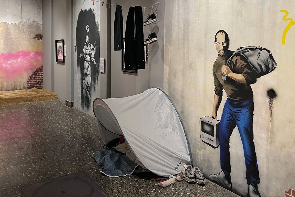 Museo Banksy Barcelona - Visita el Museo Banksy en Barcelona y explora más de 130 reproducciones de las obras más famosas del artista. Descubre arte callejero que invita a la reflexión y aprende sobre el impacto de Banksy en la cultura moderna. Experimenta un tour inmersivo autoguiado que muestra sus poderosos mensajes. Obtén tu entrada y sumérgete en el mundo de este icónico artista del graffiti. Museo Banksy Barcelona - Imagen 5 de 5