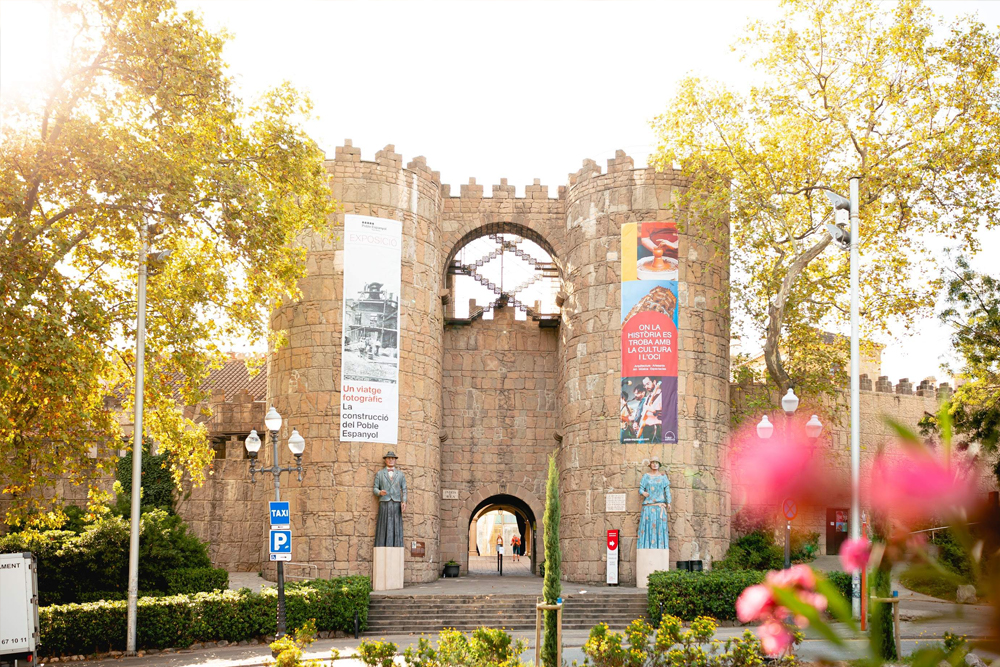 Entrada para Poble Espanyol en Barcelona - Obtén tu entrada para Poble Espanyol en Barcelona y explora la diversa arquitectura, arte y cultura de España en un solo lugar. Camina por calles bellamente recreadas, visita talleres artesanales y disfruta de la gastronomía española. Experimenta artesanías en vivo, exposiciones y eventos emocionantes. ¡Reserva ahora para un viaje cultural único en Barcelona! Entrada para Poble Espanyol en Barcelona - Imagen 1 de 5