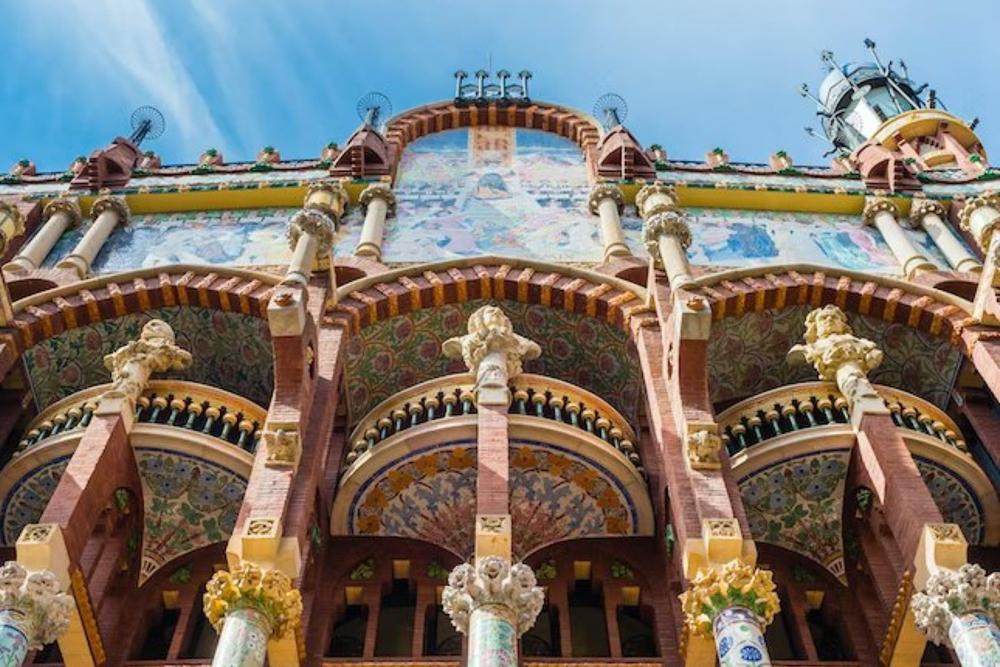 Billet pour le Palau de la Música Catalana à Barcelone - Obtenez votre billet pour le Palau de la Música Catalana à Barcelone et explorez ce site du patrimoine mondial de l'UNESCO. Admirez son magnifique design moderniste, son puits de lumière en vitrail et ses mosaïques détaillées. Profitez d'un accès coupe-file et découvrez sa riche histoire musicale. Réservez maintenant pour une visite fluide et inoubliable ! Billet pour le Palau de la Música Catalana à Barcelone - Image 1 sur 5