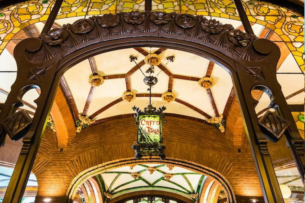Billet pour le Palau de la Música Catalana à Barcelone - Obtenez votre billet pour le Palau de la Música Catalana à Barcelone et explorez ce site du patrimoine mondial de l'UNESCO. Admirez son magnifique design moderniste, son puits de lumière en vitrail et ses mosaïques détaillées. Profitez d'un accès coupe-file et découvrez sa riche histoire musicale. Réservez maintenant pour une visite fluide et inoubliable ! Billet pour le Palau de la Música Catalana à Barcelone - Image 2 sur 5