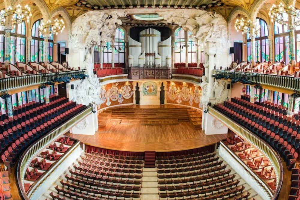Billet pour le Palau de la Música Catalana à Barcelone - Obtenez votre billet pour le Palau de la Música Catalana à Barcelone et explorez ce site du patrimoine mondial de l'UNESCO. Admirez son magnifique design moderniste, son puits de lumière en vitrail et ses mosaïques détaillées. Profitez d'un accès coupe-file et découvrez sa riche histoire musicale. Réservez maintenant pour une visite fluide et inoubliable ! Billet pour le Palau de la Música Catalana à Barcelone - Image 3 sur 5