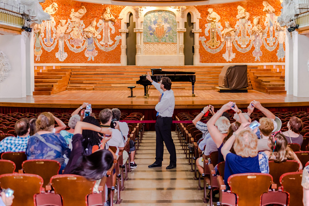 Billet pour le Palau de la Música Catalana à Barcelone - Obtenez votre billet pour le Palau de la Música Catalana à Barcelone et explorez ce site du patrimoine mondial de l'UNESCO. Admirez son magnifique design moderniste, son puits de lumière en vitrail et ses mosaïques détaillées. Profitez d'un accès coupe-file et découvrez sa riche histoire musicale. Réservez maintenant pour une visite fluide et inoubliable ! Billet pour le Palau de la Música Catalana à Barcelone - Image 4 sur 5