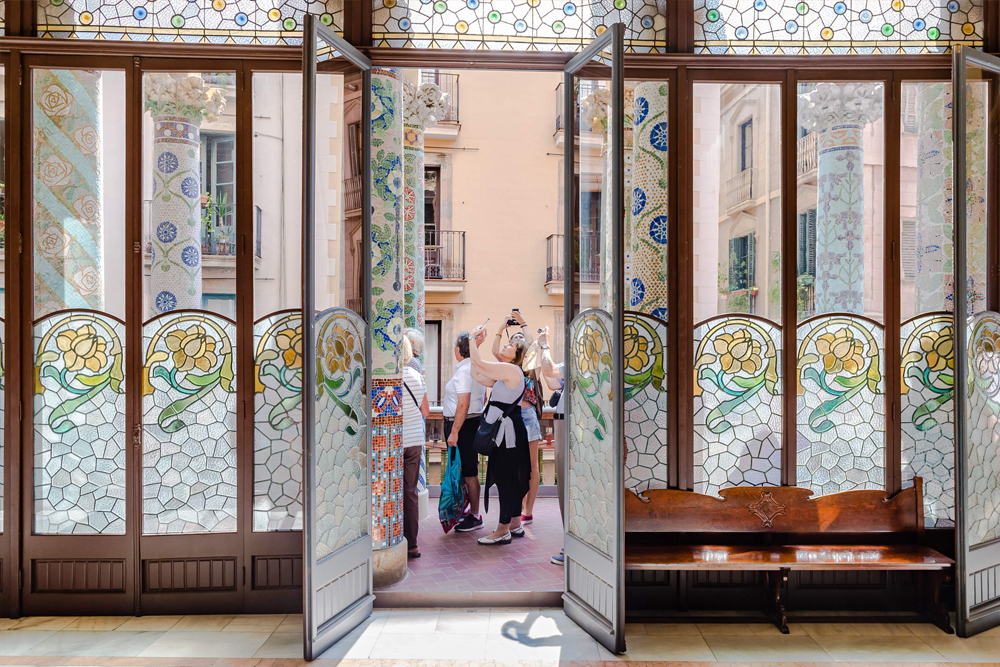 Billet pour le Palau de la Música Catalana à Barcelone - Obtenez votre billet pour le Palau de la Música Catalana à Barcelone et explorez ce site du patrimoine mondial de l'UNESCO. Admirez son magnifique design moderniste, son puits de lumière en vitrail et ses mosaïques détaillées. Profitez d'un accès coupe-file et découvrez sa riche histoire musicale. Réservez maintenant pour une visite fluide et inoubliable ! Billet pour le Palau de la Música Catalana à Barcelone - Image 5 sur 5