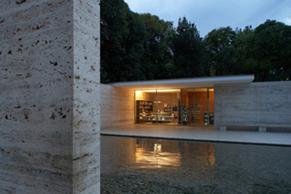 Mies van der Rohe Pavillon - Besuchen Sie den Mies van der Rohe Pavillon in Barcelona und entdecken Sie ein Meisterwerk der modernen Architektur. Entworfen für die Weltausstellung 1929, besticht diese ikonische Struktur durch minimalistisches Design, offene Räume und elegante Materialien. Buchen Sie jetzt Ihr Ticket für ein einzigartiges architektonisches Erlebnis in Barcelona! Mies van der Rohe Pavillon - Bild 4 von 5