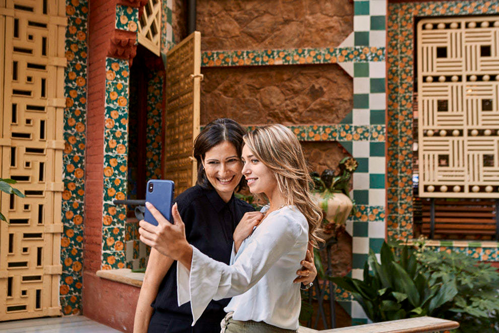 Casa Vicens Gaudí Ticket in Barcelona - Erhalten Sie Ihr Casa Vicens Gaudí Ticket in Barcelona und entdecken Sie Gaudís erstes architektonisches Meisterwerk. Entdecken Sie die lebendigen Farben, die kunstvollen Fliesenarbeiten und das einzigartige Design. Spazieren Sie durch wunderschön restaurierte Räume und einen ruhigen Garten. Buchen Sie jetzt für eine faszinierende Reise in Gaudís kreative Anfänge! Casa Vicens Gaudí Ticket in Barcelona - Bild 2 von 5