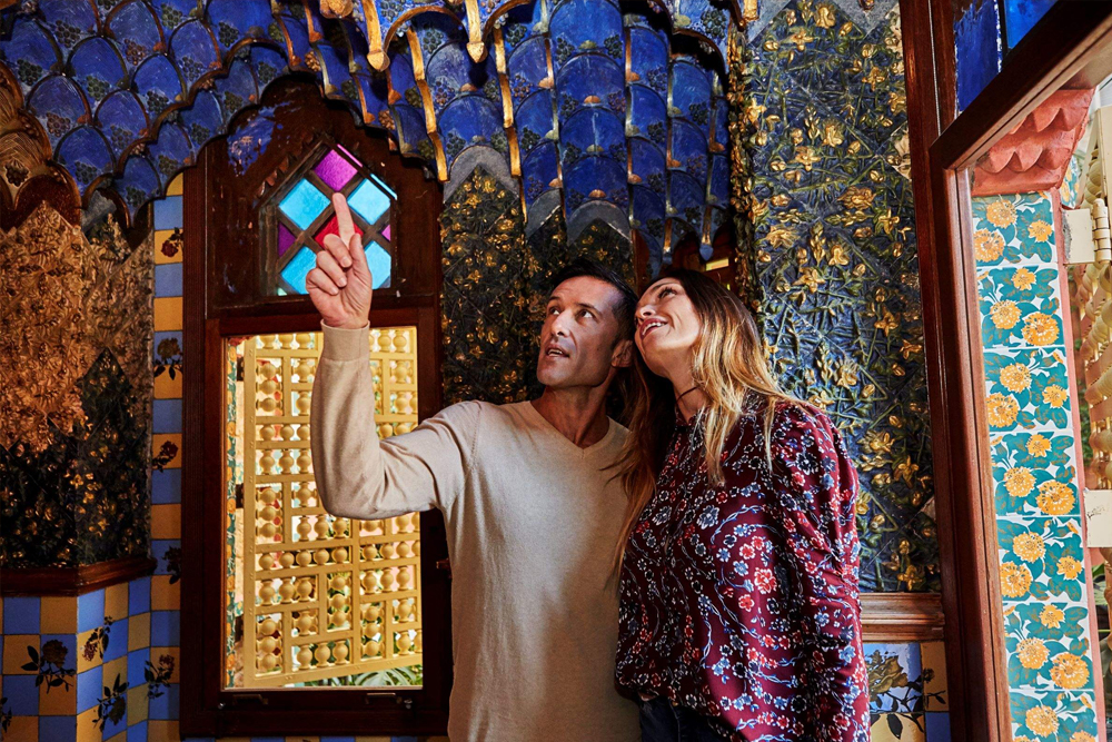 Casa Vicens Gaudí Ticket in Barcelona - Erhalten Sie Ihr Casa Vicens Gaudí Ticket in Barcelona und entdecken Sie Gaudís erstes architektonisches Meisterwerk. Entdecken Sie die lebendigen Farben, die kunstvollen Fliesenarbeiten und das einzigartige Design. Spazieren Sie durch wunderschön restaurierte Räume und einen ruhigen Garten. Buchen Sie jetzt für eine faszinierende Reise in Gaudís kreative Anfänge! Casa Vicens Gaudí Ticket in Barcelona - Bild 3 von 5