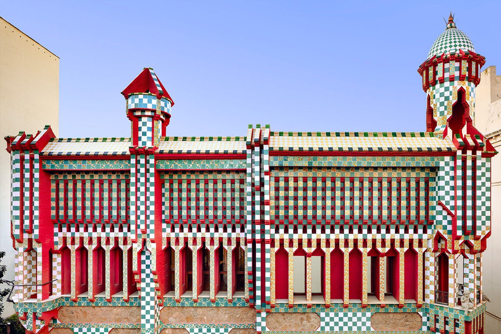 Casa Vicens Gaudí Ticket in Barcelona - Erhalten Sie Ihr Casa Vicens Gaudí Ticket in Barcelona und entdecken Sie Gaudís erstes architektonisches Meisterwerk. Entdecken Sie die lebendigen Farben, die kunstvollen Fliesenarbeiten und das einzigartige Design. Spazieren Sie durch wunderschön restaurierte Räume und einen ruhigen Garten. Buchen Sie jetzt für eine faszinierende Reise in Gaudís kreative Anfänge! Casa Vicens Gaudí Ticket in Barcelona - Bild 5 von 5