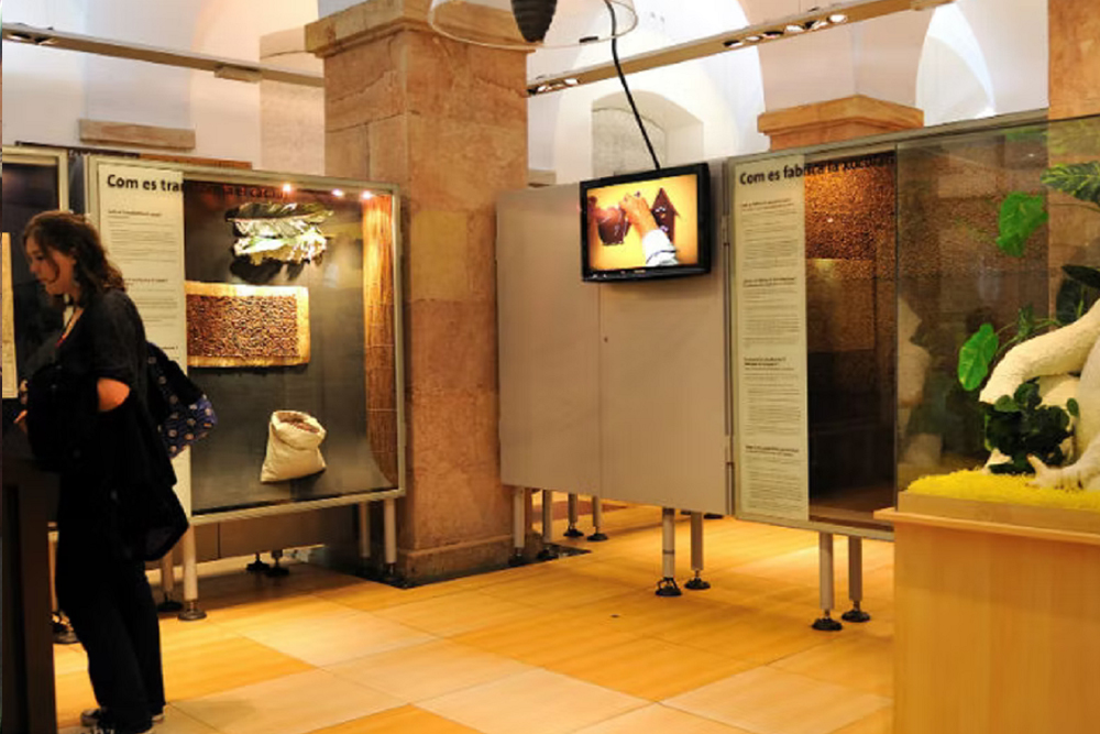 Chocolate Museum (Museu de la Xocolata de Barcelona) - Visit the Chocolate Museum in Barcelona and explore the history, art, and making of chocolate. See incredible chocolate sculptures, join interactive workshops, and enjoy a sweet experience. Get a free chocolate bar with your ticket and discover the magic of chocolate in Barcelona! Chocolate Museum (Museu de la Xocolata de Barcelona) - Image 3 of 5