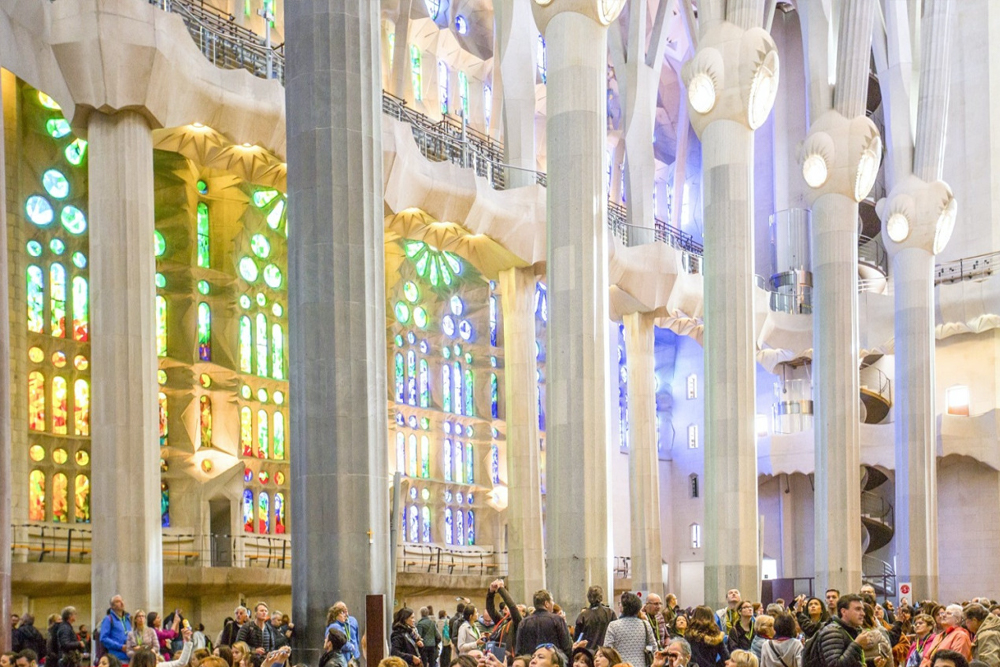 Basilika der Sagrada Familia - Buchen Sie Ihre Sagrada Familia geführte Tour mit Skip-the-Line Tickets und erkunden Sie Gaudís Meisterwerk stressfrei. Entdecken Sie seine beeindruckende Architektur, reiche Geschichte und atemberaubenden Buntglasfenster. Lernen Sie faszinierende Geschichten von einem Expertenführer in Barcelonas Top-Attraktion. Genießen Sie heute einen reibungslosen Besuch mit bevorzugtem Zugang! Basilika der Sagrada Familia - Bild 3 von 5
