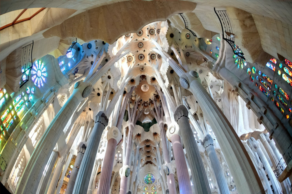 Basilika der Sagrada Familia - Buchen Sie Ihre Sagrada Familia geführte Tour mit Skip-the-Line Tickets und erkunden Sie Gaudís Meisterwerk stressfrei. Entdecken Sie seine beeindruckende Architektur, reiche Geschichte und atemberaubenden Buntglasfenster. Lernen Sie faszinierende Geschichten von einem Expertenführer in Barcelonas Top-Attraktion. Genießen Sie heute einen reibungslosen Besuch mit bevorzugtem Zugang! Basilika der Sagrada Familia - Bild 4 von 5