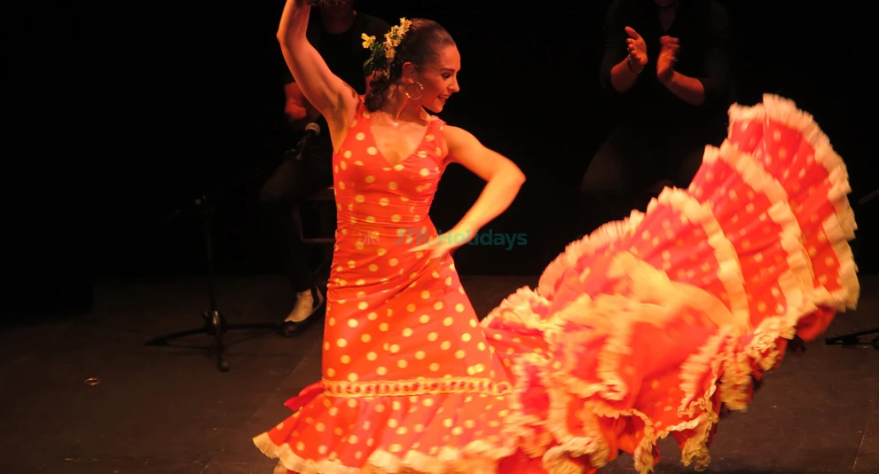 Triana Theater Flamenco Show in Sevilla - Erleben Sie die Triana Theater Flamenco Show in Sevilla, wo erstklassige Tänzer, Musiker und Sänger die Leidenschaft des Flamenco zum Leben erwecken. Genießen Sie eine unvergessliche Nacht authentischer spanischer Kultur in einem historischen und intimen Theater. Triana Theater Flamenco Show in Sevilla - Bild 1 von 5