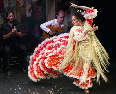 Triana Theater Flamenco Show in Sevilla - Erleben Sie die Triana Theater Flamenco Show in Sevilla, wo erstklassige Tänzer, Musiker und Sänger die Leidenschaft des Flamenco zum Leben erwecken. Genießen Sie eine unvergessliche Nacht authentischer spanischer Kultur in einem historischen und intimen Theater. Triana Theater Flamenco Show in Sevilla - Bild 2 von 5